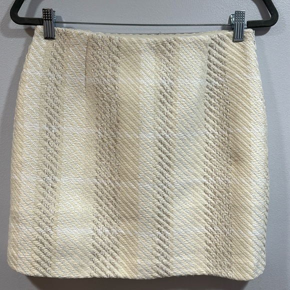 NWT Textured Tweed Cream and White Mini Skirt H & M Size Small - Picture 2 of 8